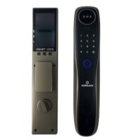 دستگیره هوشمند هوم لاک (Home Lock) مدل S200 eco یک راهکار مدرن، شکیل و پرقدرت برای ورودی آپارتمان‌هاست که امنیت و سهولت استفاده را همزمان فراهم می‌کند. این قفل دیجیتال با بهره‌گیری از اسکنر تشخیص چهره سه‌بعدی و حسگر اثر انگشت دقیق، نیاز به حمل کلید سنتی را کاملاً از بین می‌برد. وجود یک مانیتور رنگی ۴.۵ اینچی داخلی به همراه پشتیبانی از اپلیکیشن اختصاصی WISHOME، مدیریت ترددها و مشاهده فضای بیرون درب را بسیار ساده کرده و ارزش خرید بالایی را با قیمتی اقتصادی به ارمغان می‌آورد.